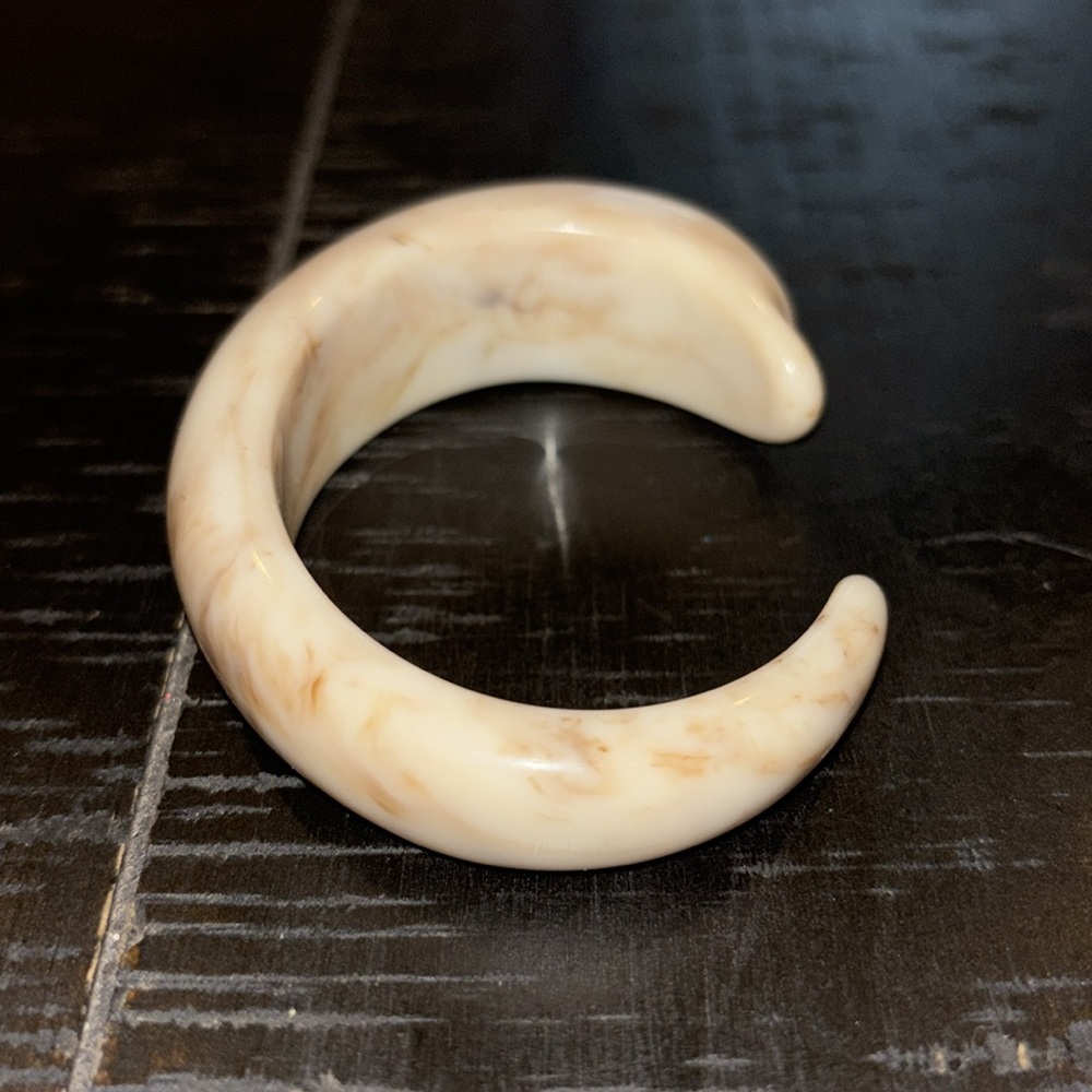 Freeform Art To Wear Cream and Tan Resin Bangle Cuff Swirl Bracelet - Picture 5 of 10